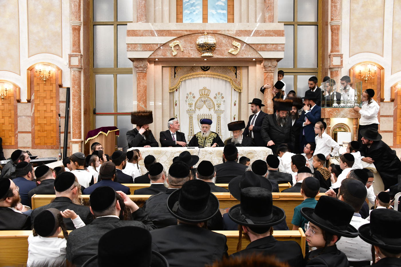 הגאון רבי יצחק יוסף בשיחה בימי המועד בביהמ"ד בעלזא באשדוד 