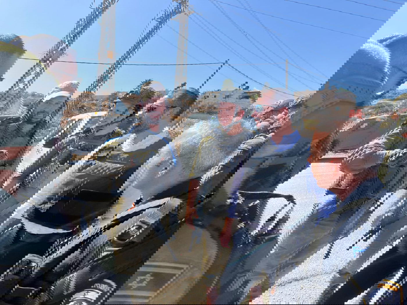 ראש מועצת בנימין ישראל גנץ עם הלוחמים בזירה