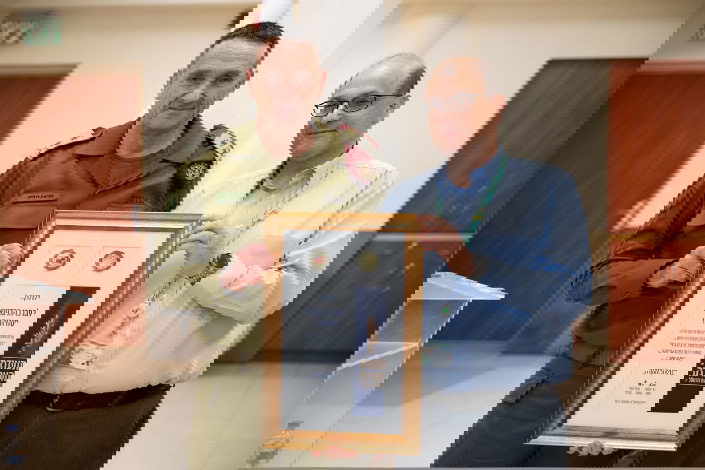 הרמטכ"ל מעניק תעודה לפרופ׳ שלומי קודש, מנהל סורוקה מרכז רפואי אוניברסיטאי, כללית