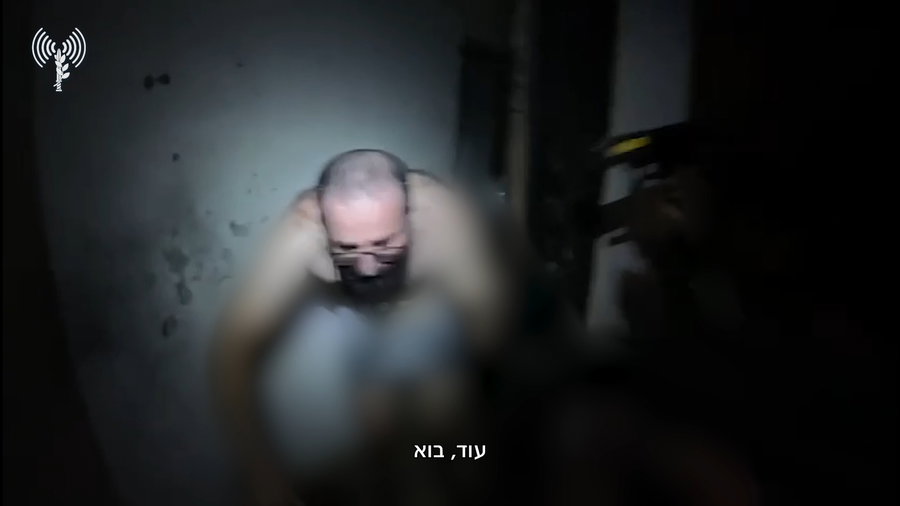 צפו: מפקד עייתא א-שעב בחיזבאללה נכנע ונלקח בשבי על ידי לוחמי גולני