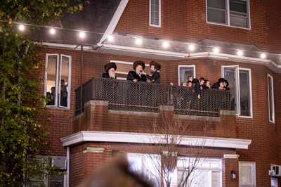 מוצאי יו"ט אצל האדמו"ר מבאבוב 