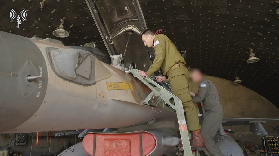 צפו ברמטכ"ל מסייר בבסיס חיל האוויר רמון ועולה על מטוס קרב