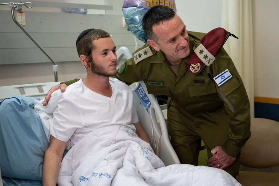 הרמטכ"ל עם הלוחם החרי חיים טרייטל שנפצע