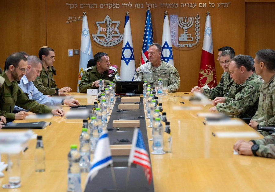 קורילה עם המטה הכללי