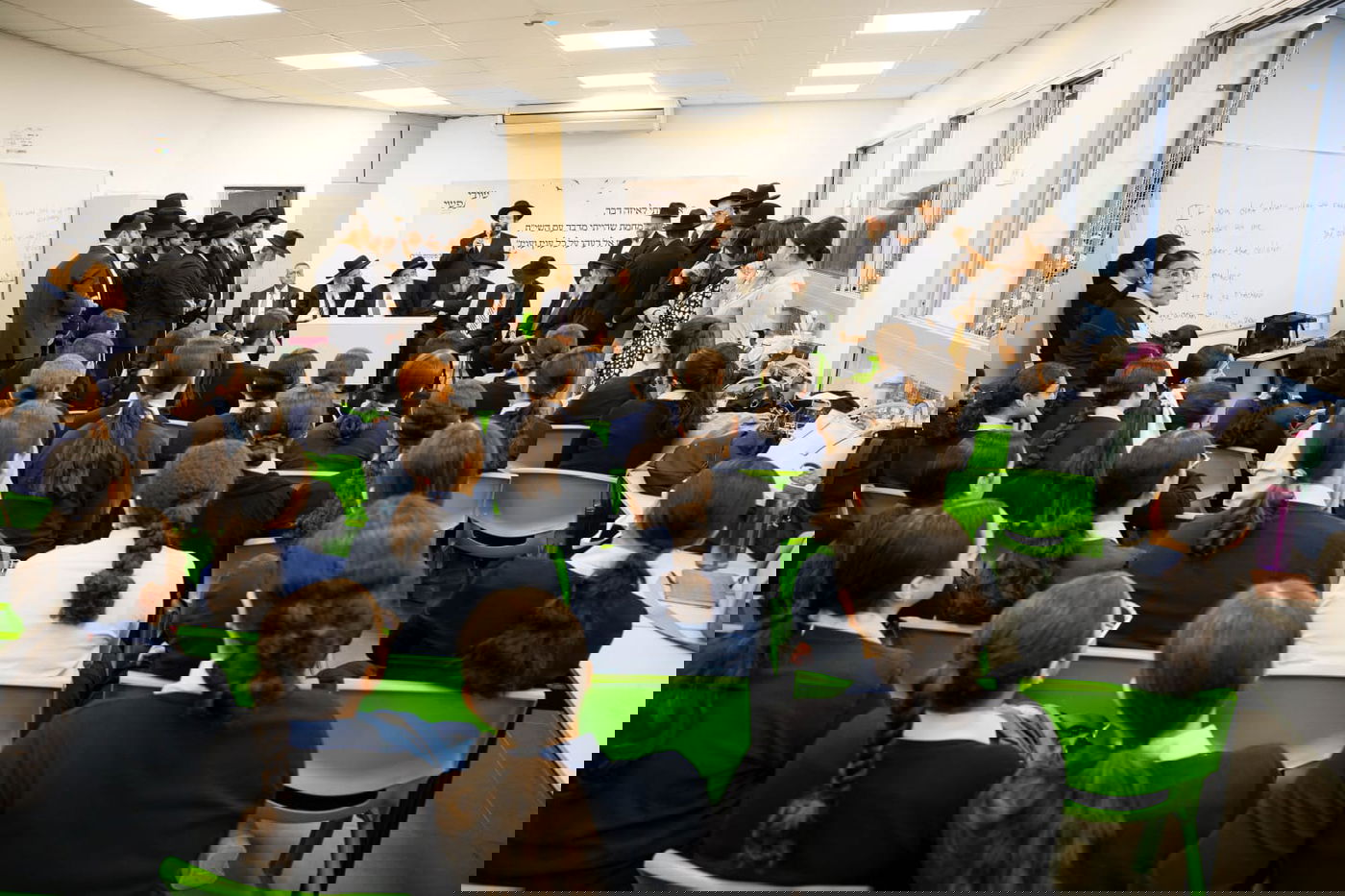 קביעת מזוזות למבנה החדש של שלוחת הסמינר הישן בירושלים