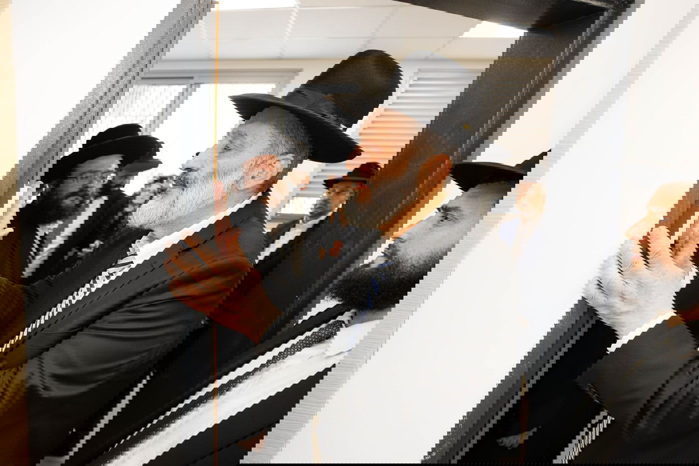 קביעת מזוזות למבנה החדש של שלוחת הסמינר הישן בירושלים