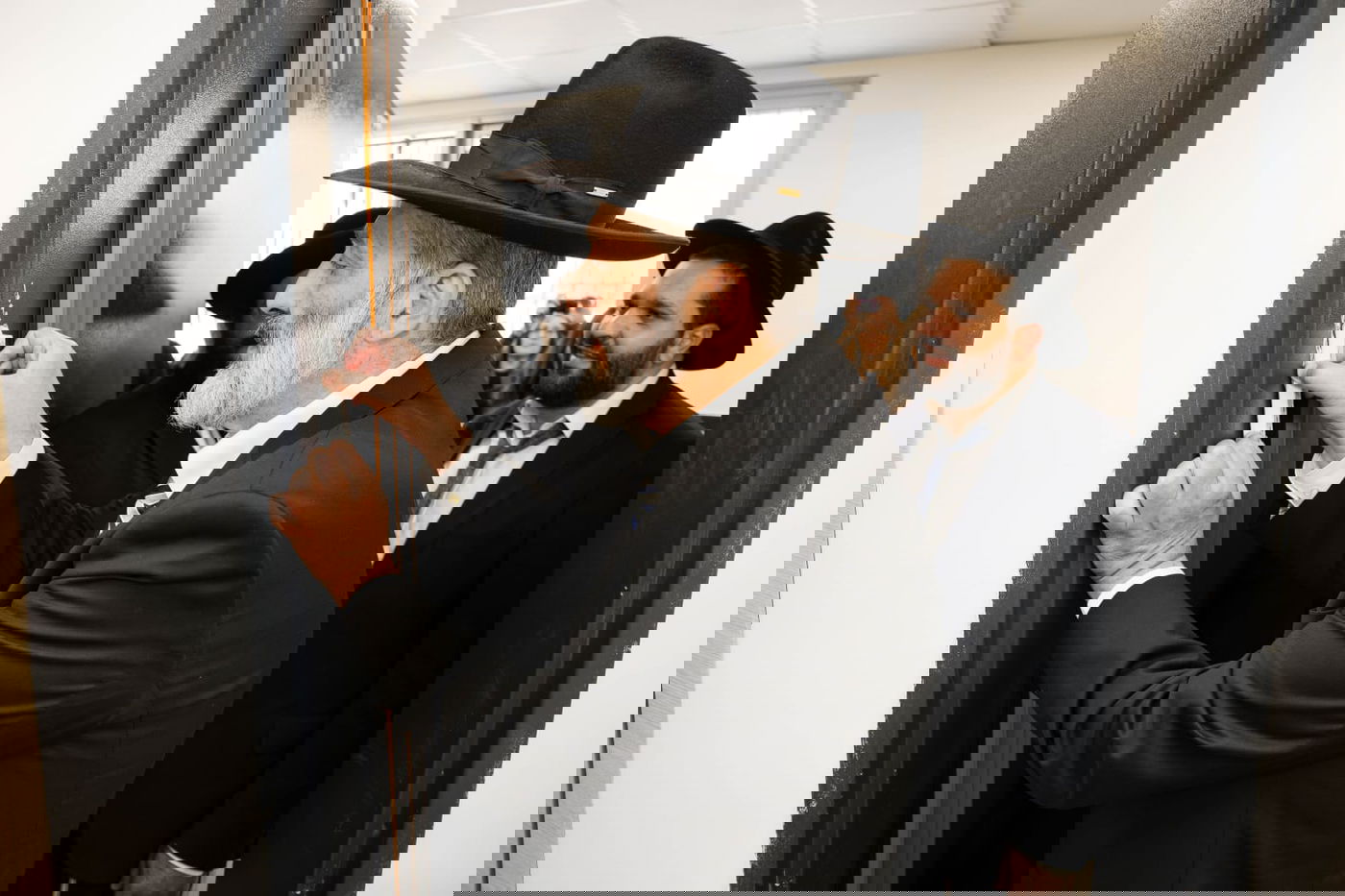 קביעת מזוזות למבנה החדש של שלוחת הסמינר הישן בירושלים