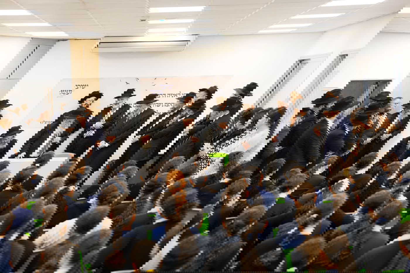 קביעת מזוזות למבנה החדש של שלוחת הסמינר הישן בירושלים