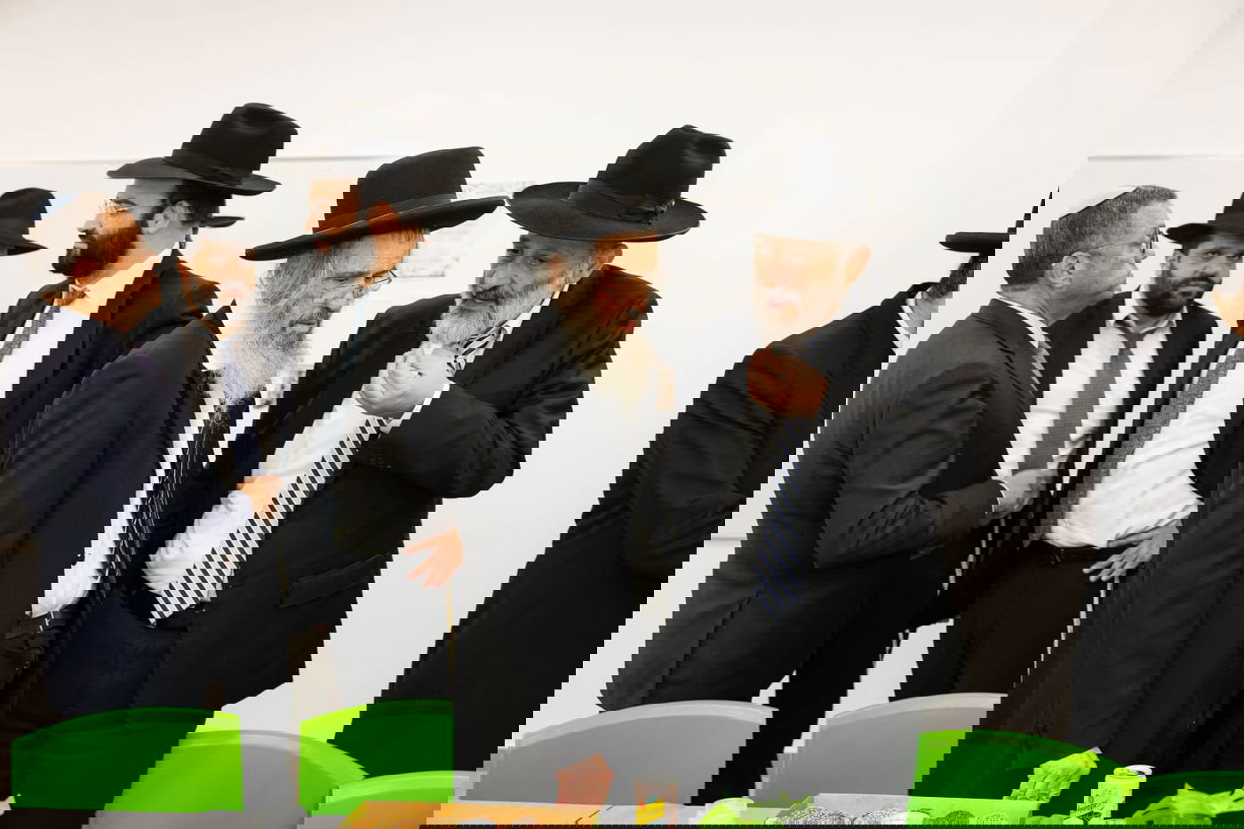 קביעת מזוזות למבנה החדש של שלוחת הסמינר הישן בירושלים