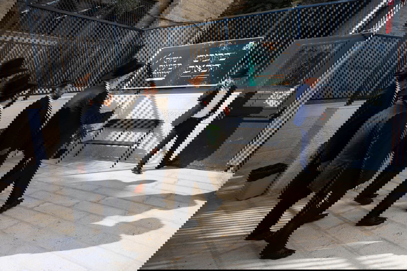 קביעת מזוזות למבנה החדש של שלוחת הסמינר הישן בירושלים