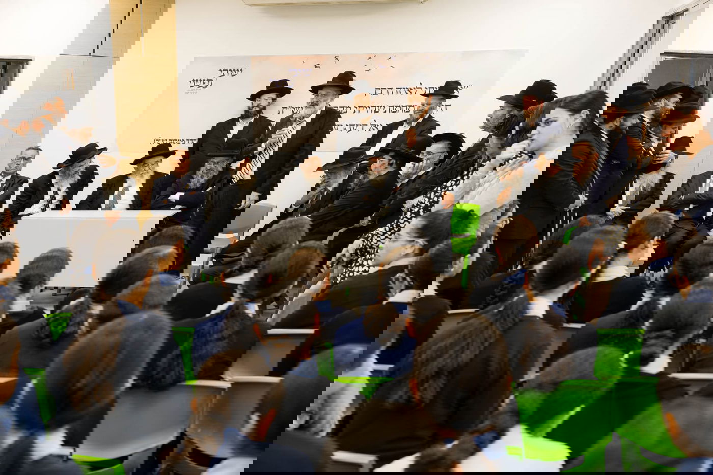 קביעת מזוזות למבנה החדש של שלוחת הסמינר הישן בירושלים