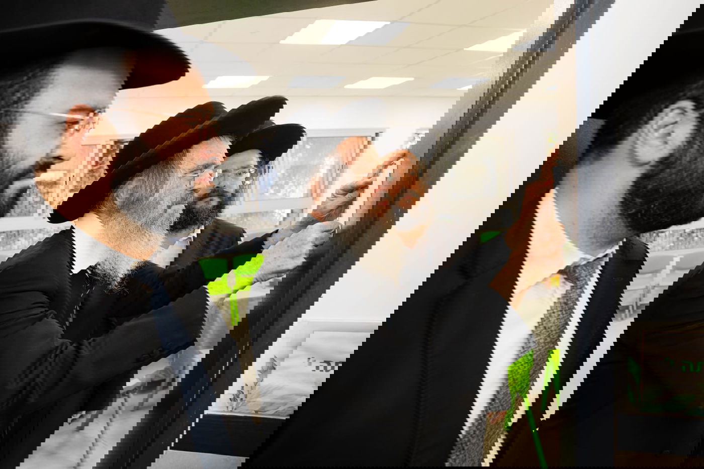 קביעת מזוזות למבנה החדש של שלוחת הסמינר הישן בירושלים