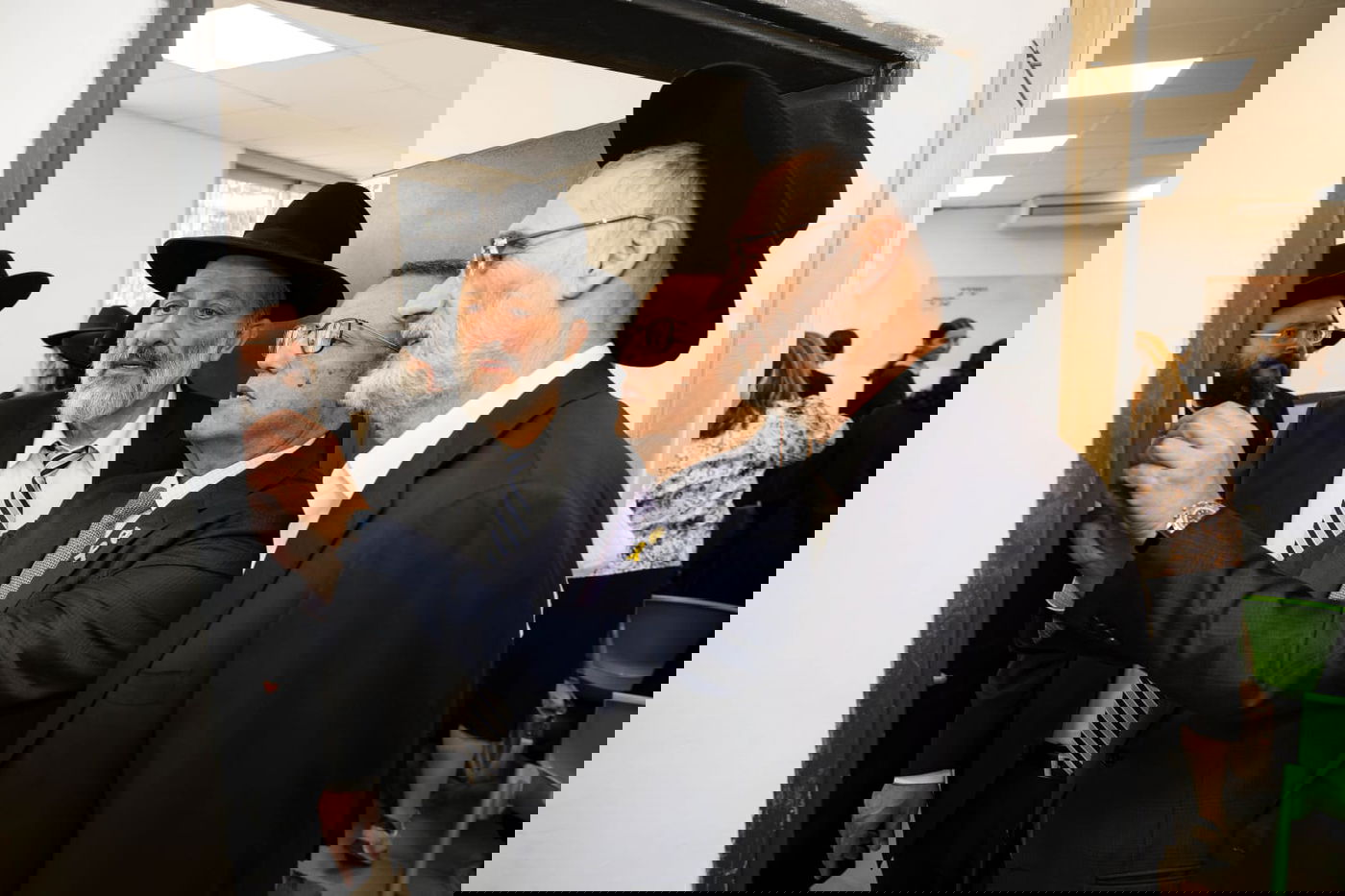 קביעת מזוזות למבנה החדש של שלוחת הסמינר הישן בירושלים