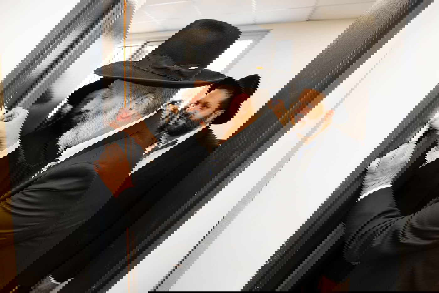 קביעת מזוזות למבנה החדש של שלוחת הסמינר הישן בירושלים