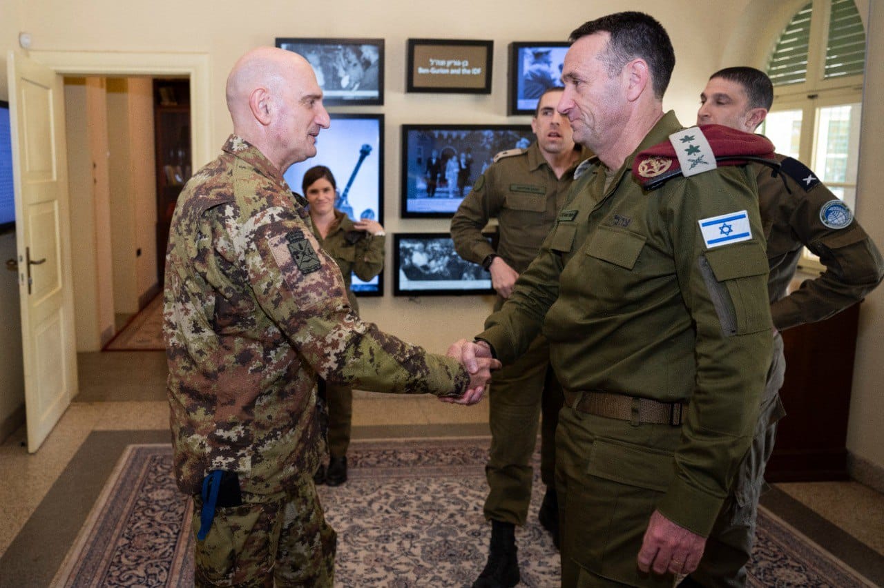 גנרל לוסיאנו פורטולנו - ראש מטה ההגנה האיטלקי עם הרמטכ"ל רא"ל הרצי הלוי