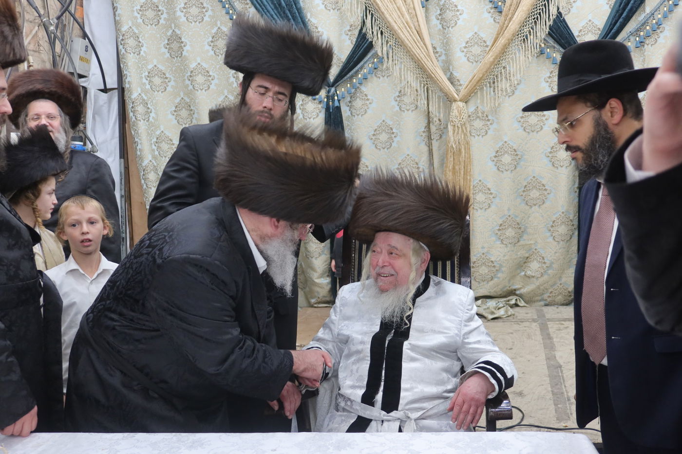 סוכות אצל האדמו"ר קרעטשניף סיגעט 