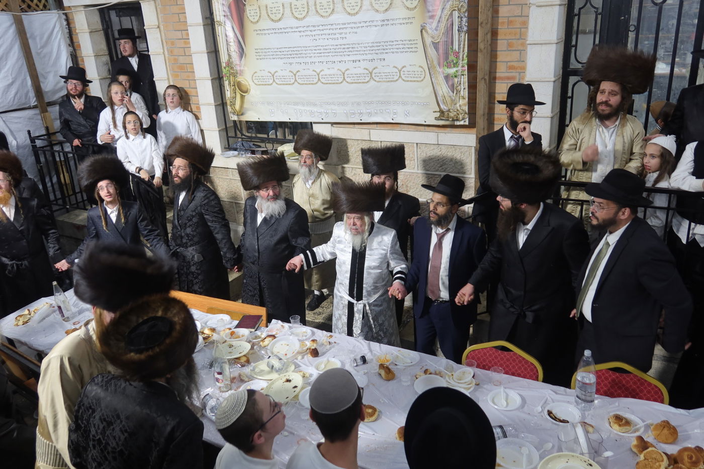 סוכות אצל האדמו"ר קרעטשניף סיגעט 