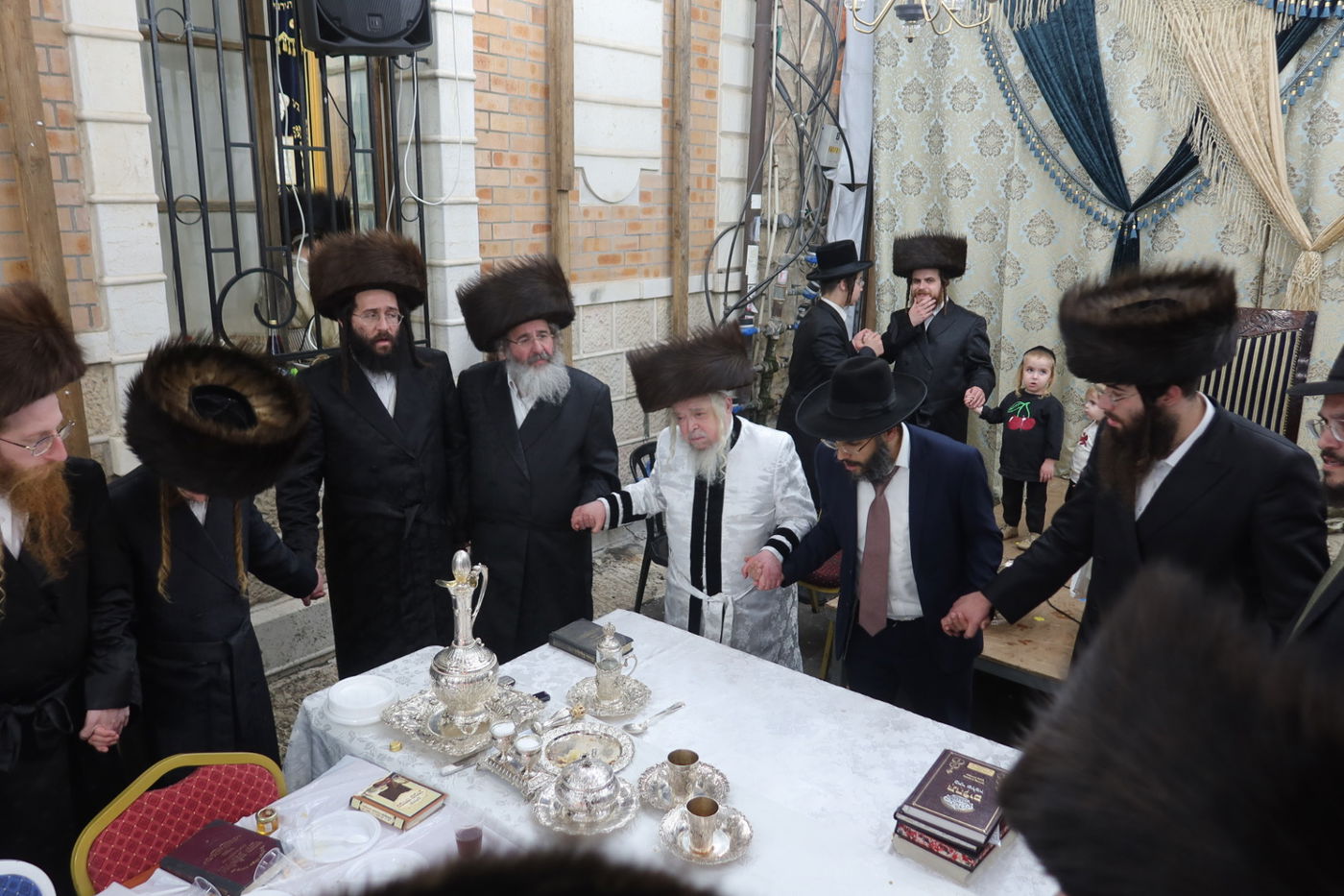 סוכות אצל האדמו"ר קרעטשניף סיגעט 