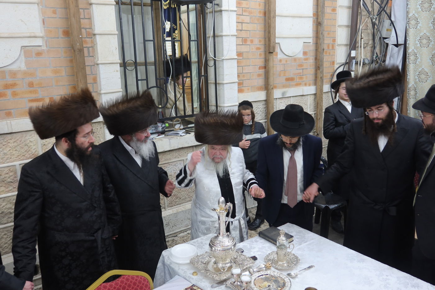 סוכות אצל האדמו"ר קרעטשניף סיגעט 