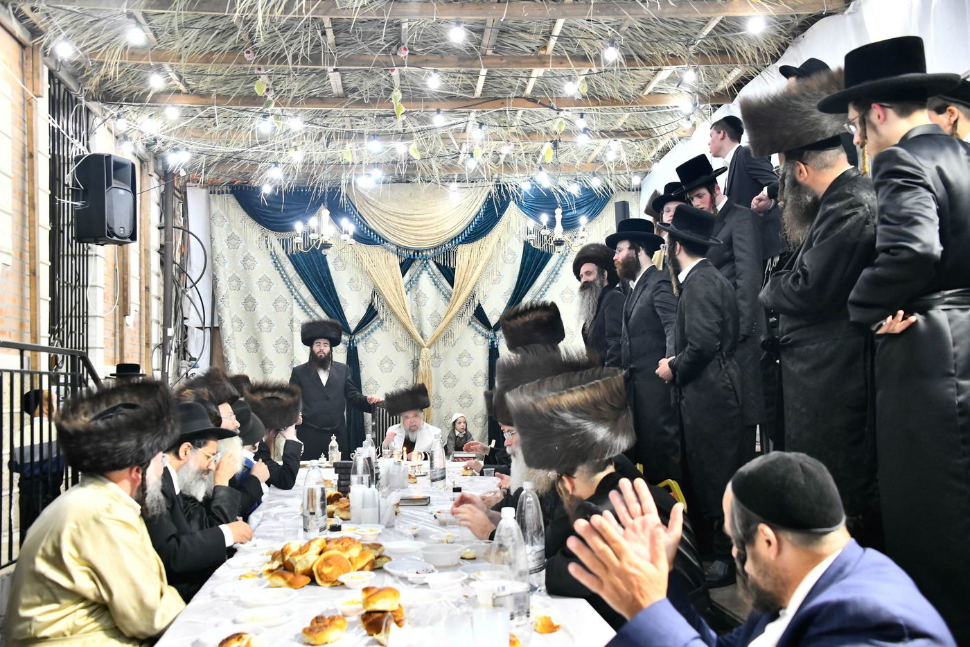 סוכות אצל האדמו"ר קרעטשניף סיגעט 