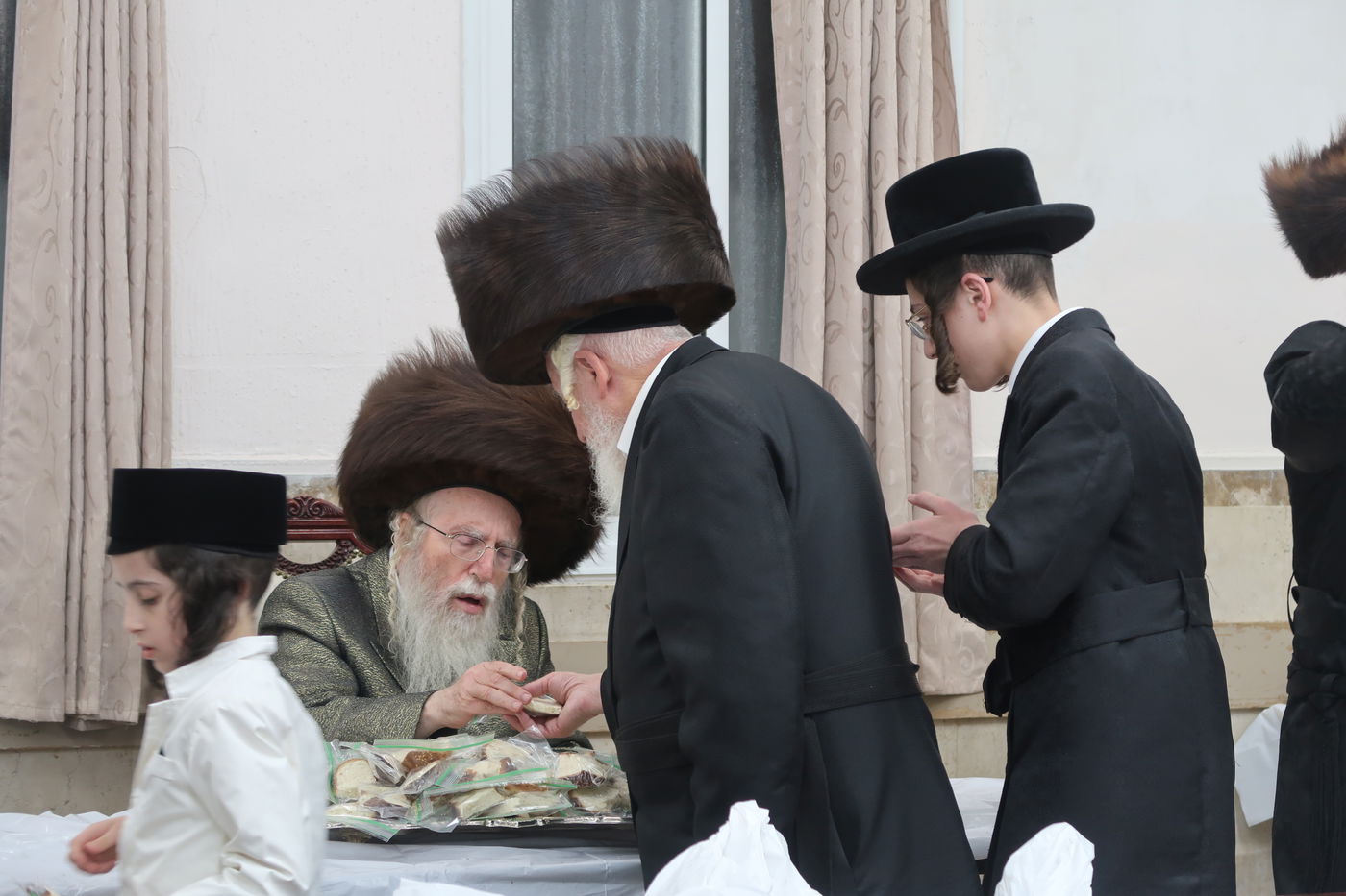 סוכות אצל הגה"צ אב"ד קרית צאנז ירושלים 