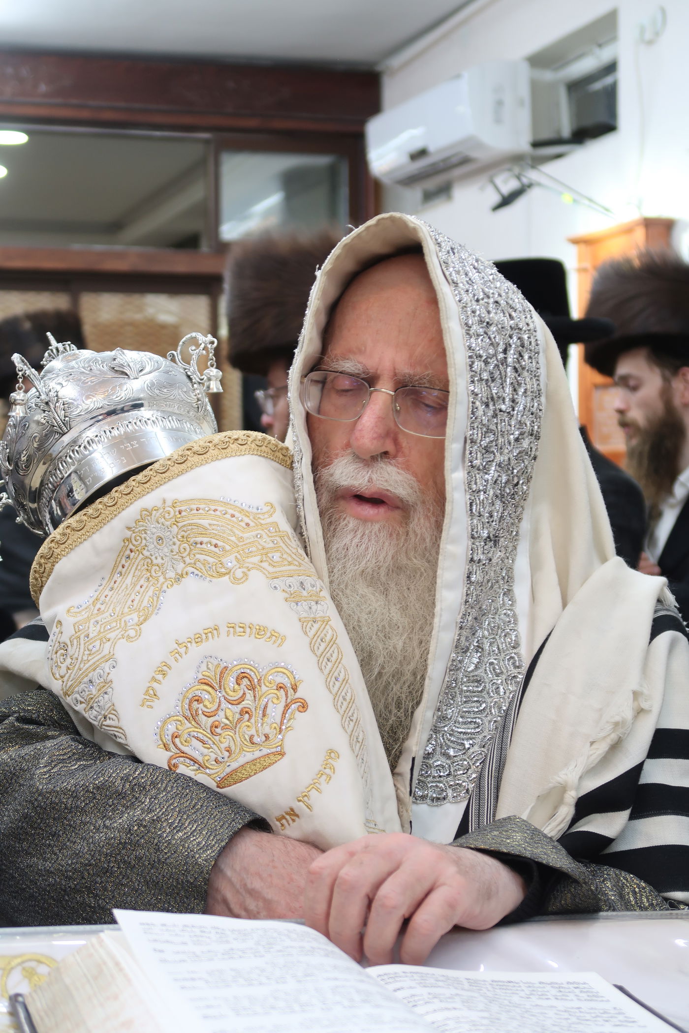סוכות אצל הגה"צ אב"ד קרית צאנז ירושלים 
