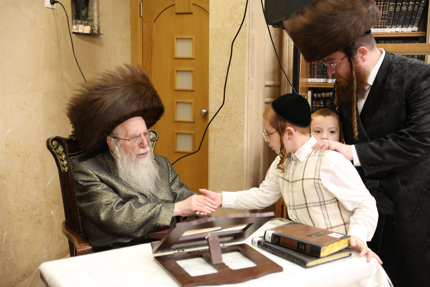 סוכות אצל הגה"צ אב"ד קרית צאנז ירושלים 