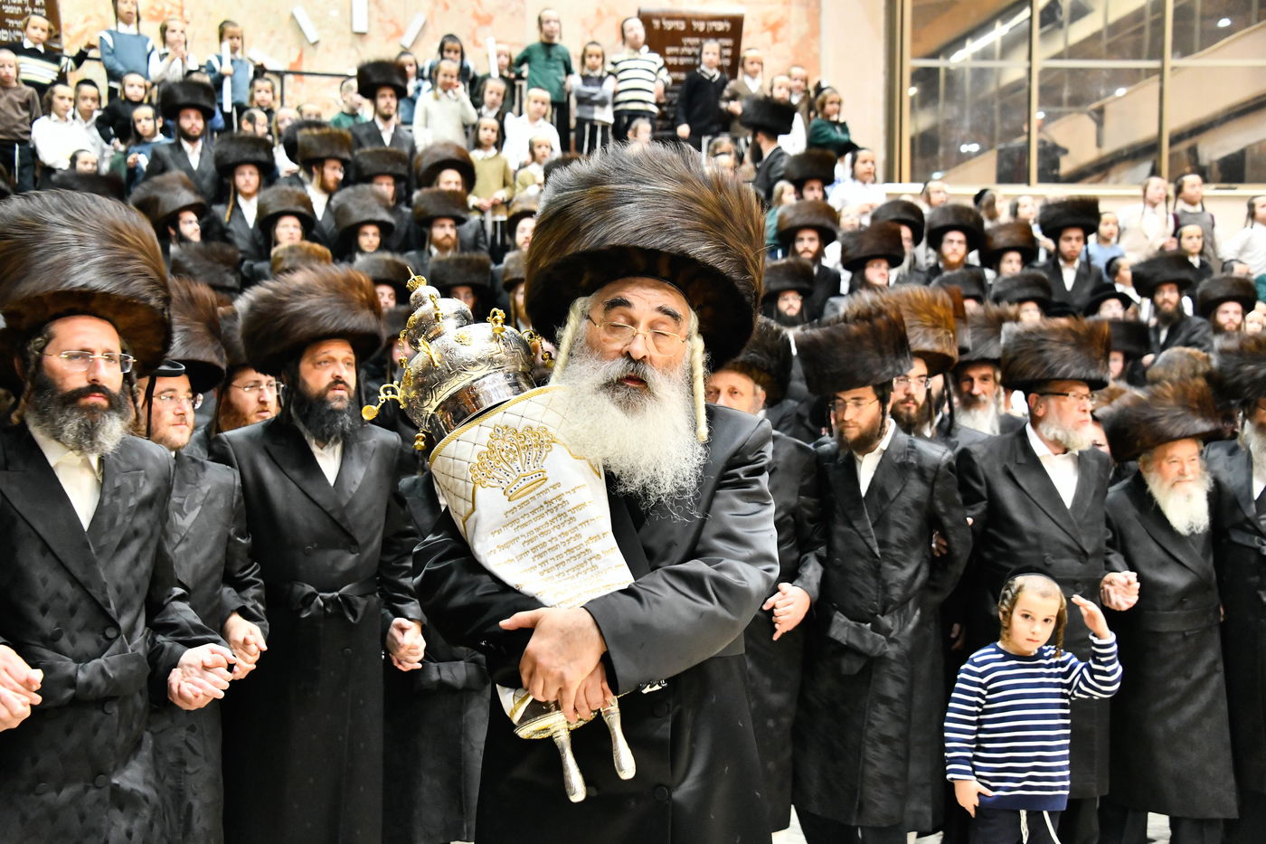 הכנסת ספר תורה בחצה"ק דושינסקיא 