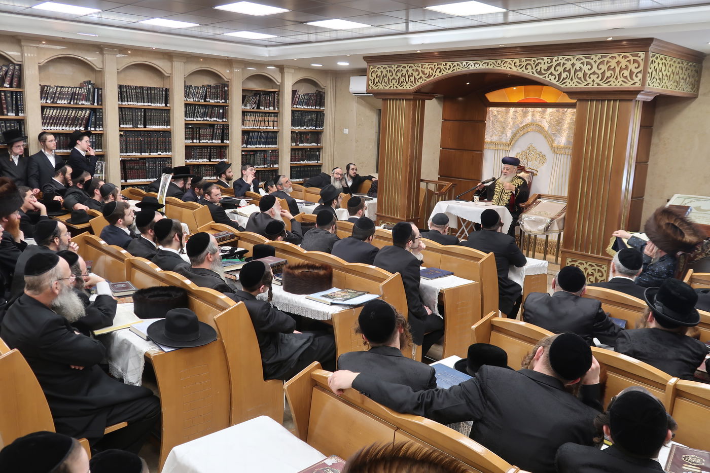 הגאון רבי יצחק יוסף בשיחה בביהמ"ד צאנז בירושלים 