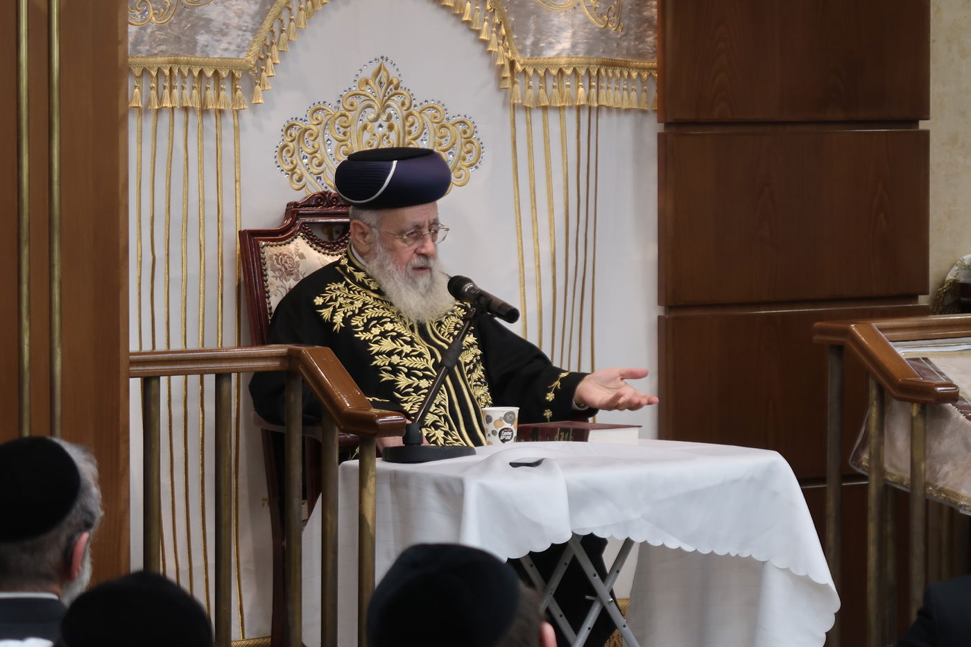 הגאון רבי יצחק יוסף בשיחה בביהמ"ד צאנז בירושלים 