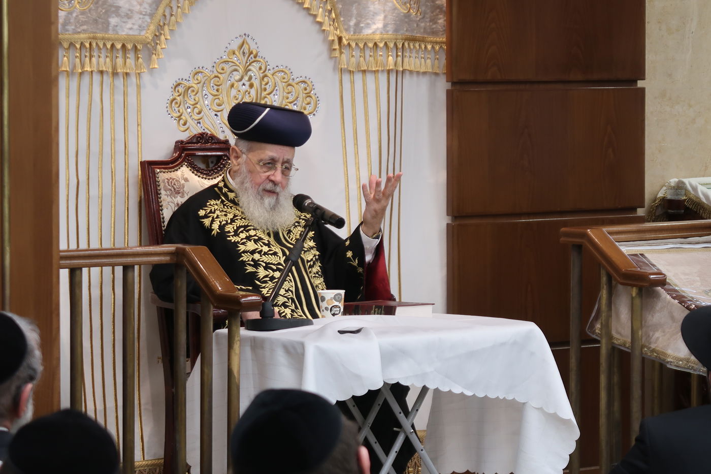 הגאון רבי יצחק יוסף בשיחה בביהמ"ד צאנז בירושלים 