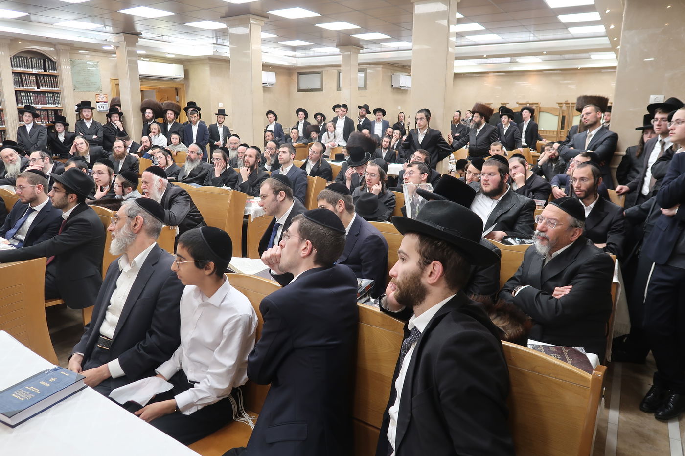 הגאון רבי יצחק יוסף בשיחה בביהמ"ד צאנז בירושלים 