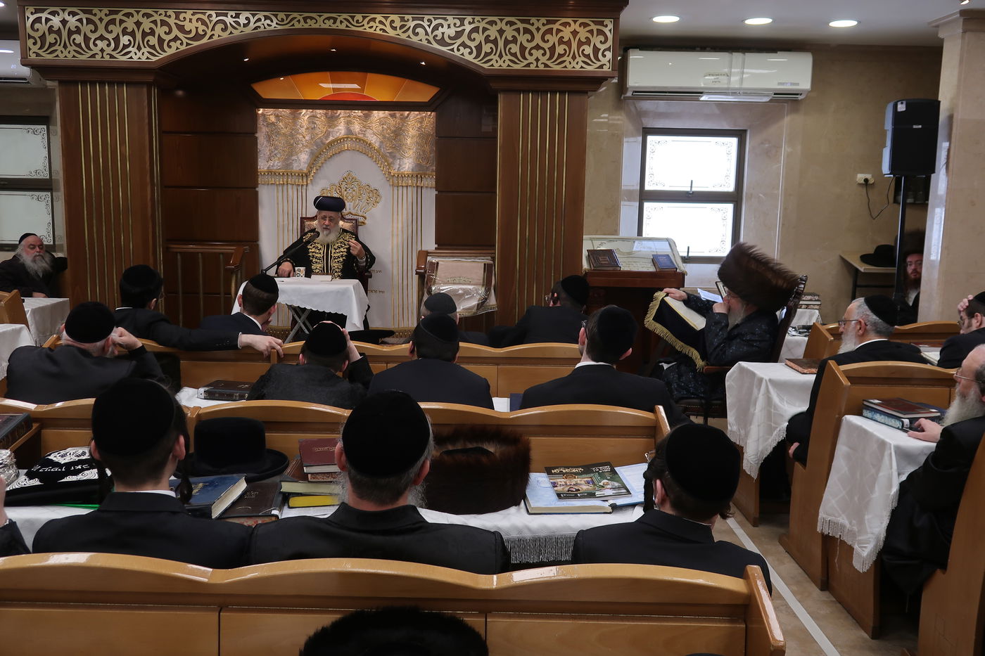 הגאון רבי יצחק יוסף בשיחה בביהמ"ד צאנז בירושלים 