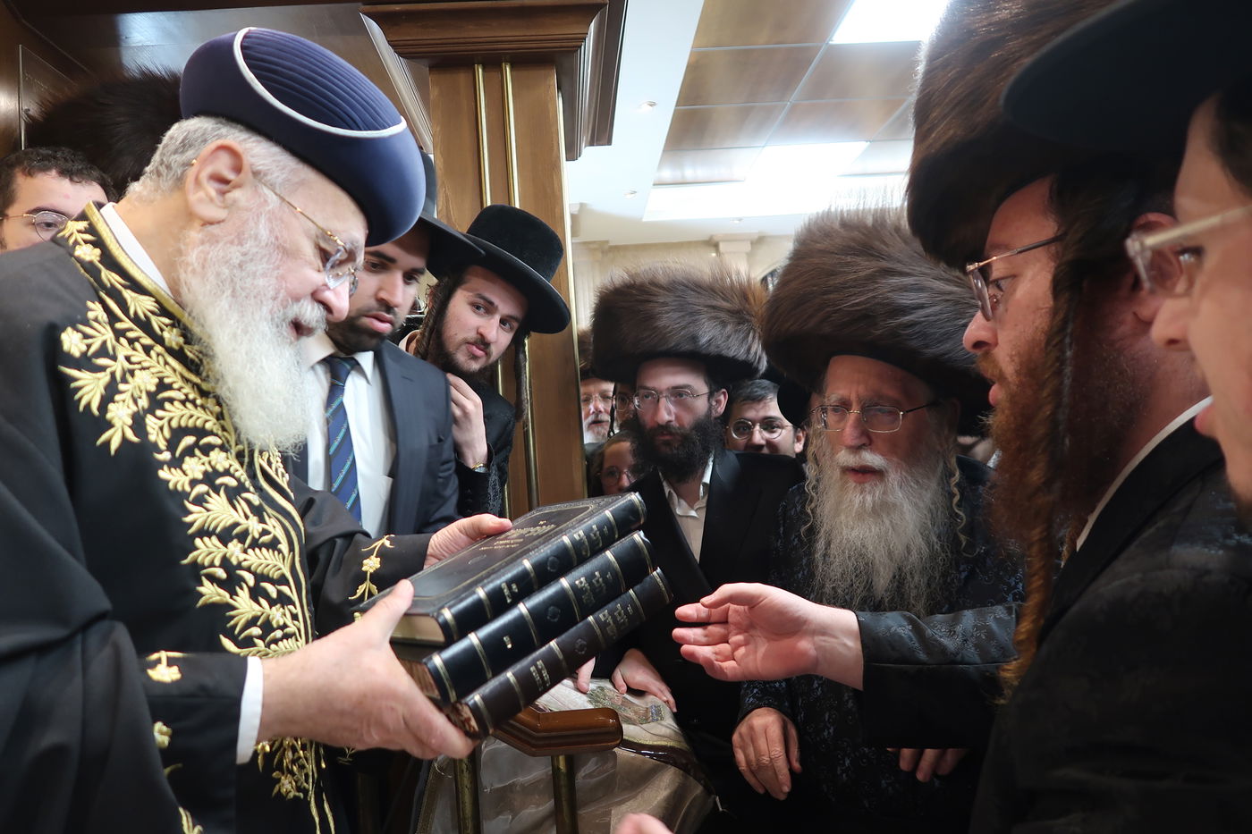 הגאון רבי יצחק יוסף בשיחה בביהמ"ד צאנז בירושלים 