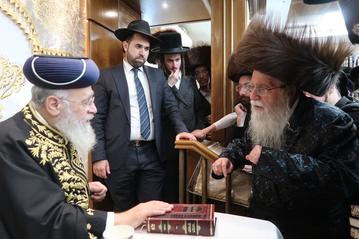 הגאון רבי יצחק יוסף בשיחה בביהמ"ד צאנז בירושלים 