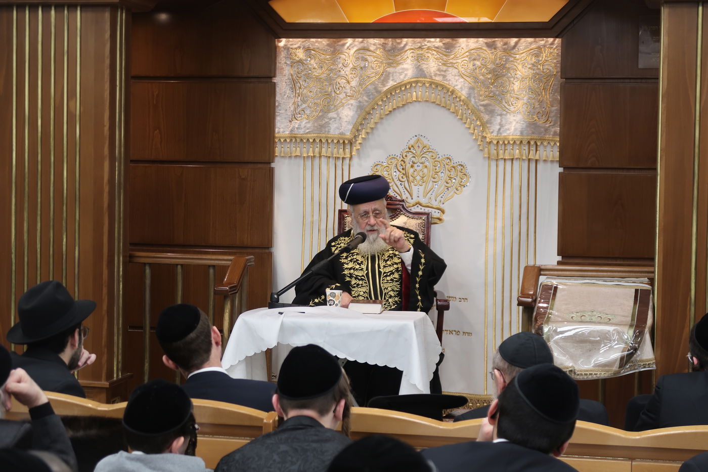 הגאון רבי יצחק יוסף בשיחה בביהמ"ד צאנז בירושלים 