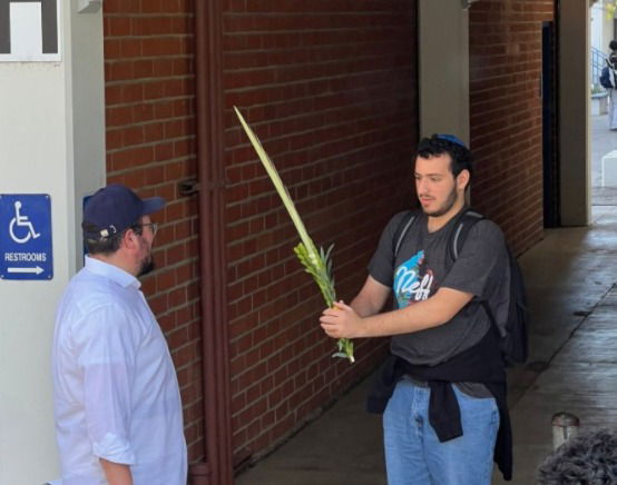 יהודי נוטל ד' מינים, בחג האחרון