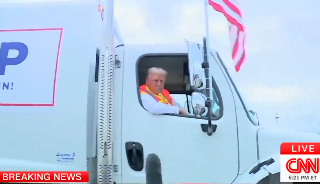 טראמפ התיישב במשאית זבל בבגדי עבודה: "זה לכבוד ביידן"