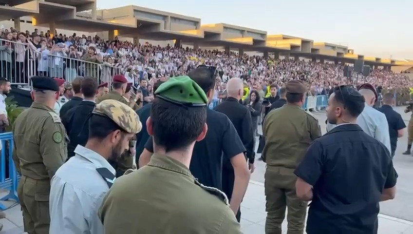 ראש הממשלה ושר הביטחון בהגעה לטקס