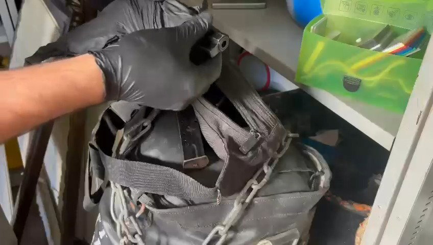 השוטרים איתרו אקדח מסוג FN בתוך פאוץ׳