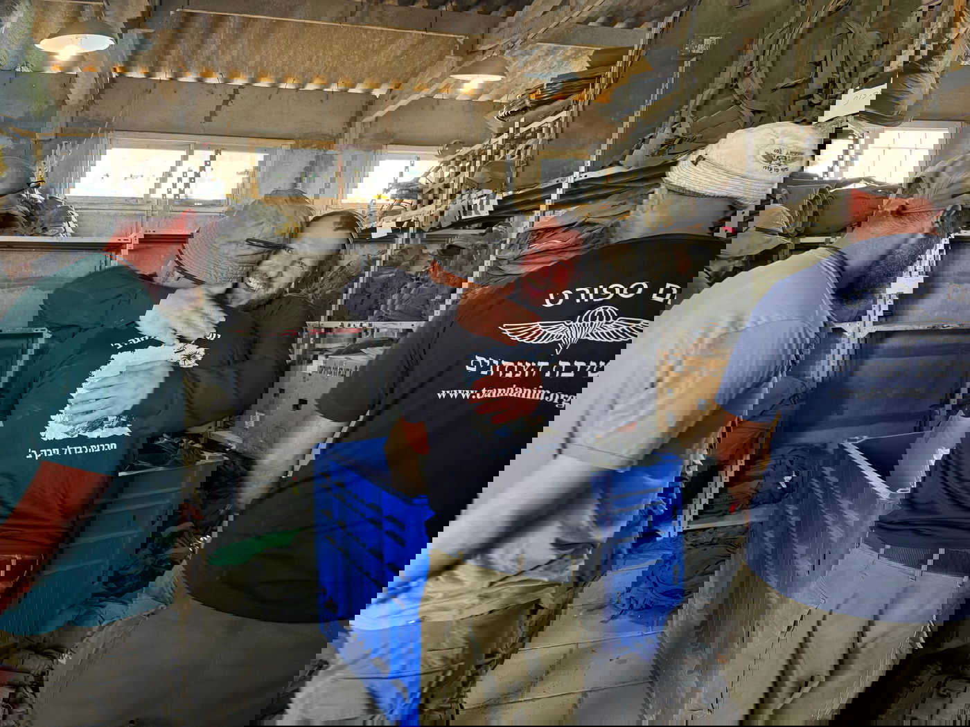 השר עמיחי אליהו בחיבוק אחרון לחבריו לפני היציאה ללבנון