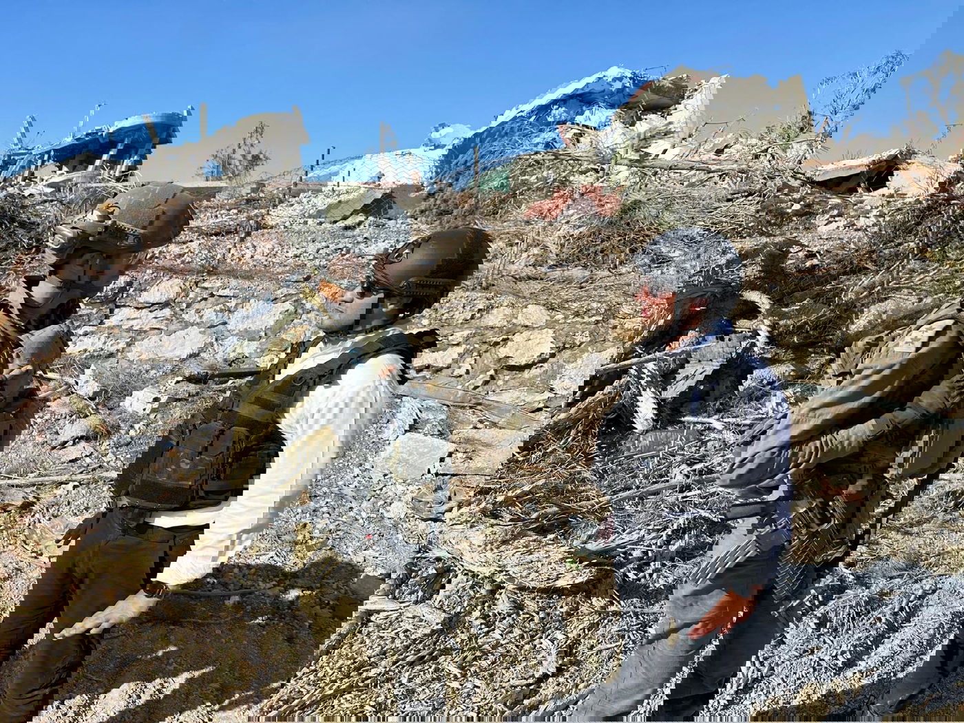 שליח 'כיכר' ישי כהן עם סא"ל תומר, קצין האג"מ של חטיבת 205, בשטחי חיזאללה בלבנון