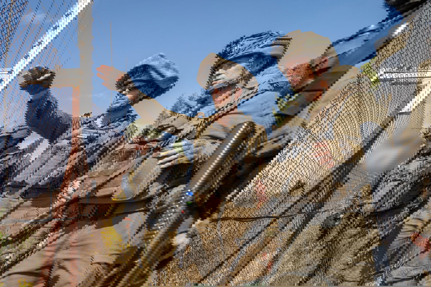 אויב שפל: קלצ'ניקוב וטילים ליד בובות משחקים בדירה בלבנון