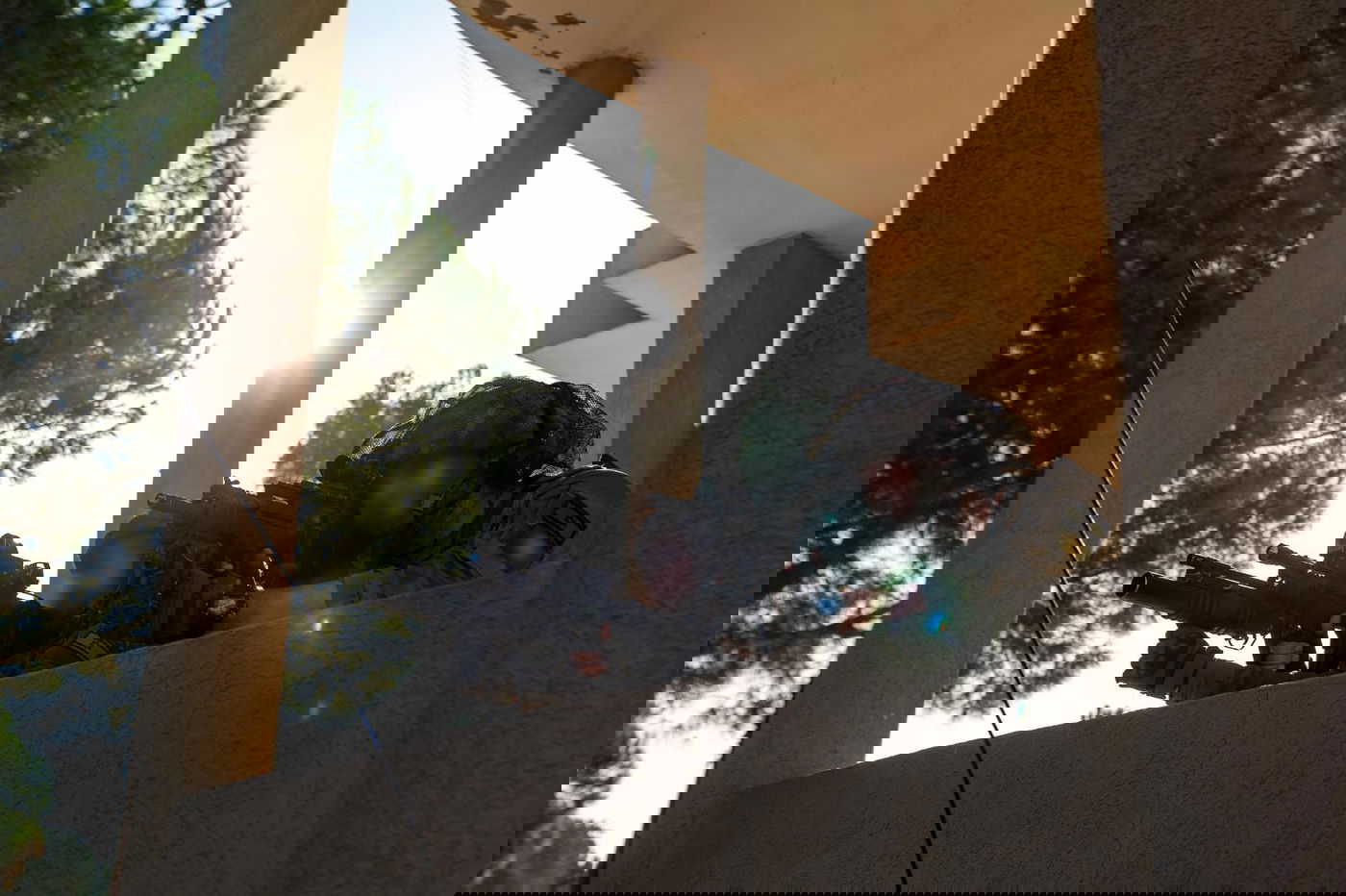 אויב שפל: קלצ'ניקוב וטילים ליד בובות משחקים בדירה בלבנון