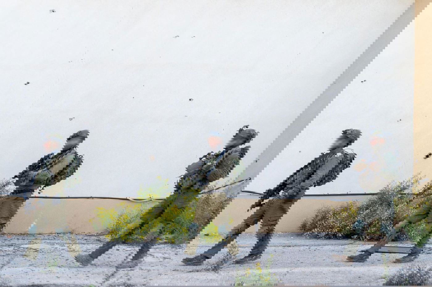 אויב שפל: קלצ'ניקוב וטילים ליד בובות משחקים בדירה בלבנון