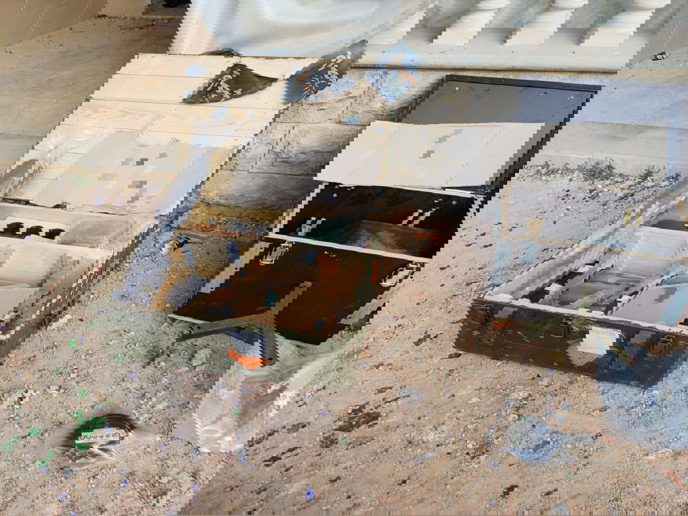 אויב שפל: קלצ'ניקוב וטילים ליד בובות משחקים בדירה בלבנון