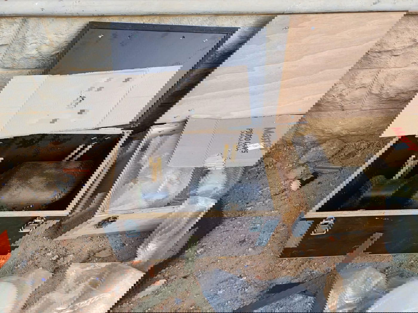 אויב שפל: קלצ'ניקוב וטילים ליד בובות משחקים בדירה בלבנון