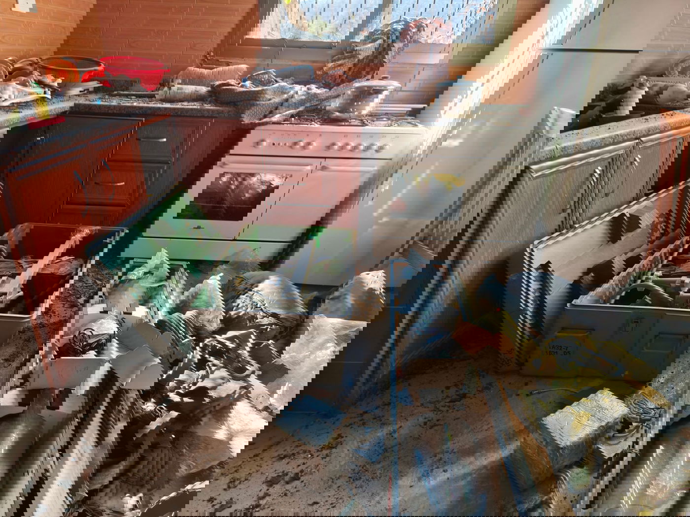 אויב שפל: קלצ'ניקוב וטילים ליד בובות משחקים בדירה בלבנון