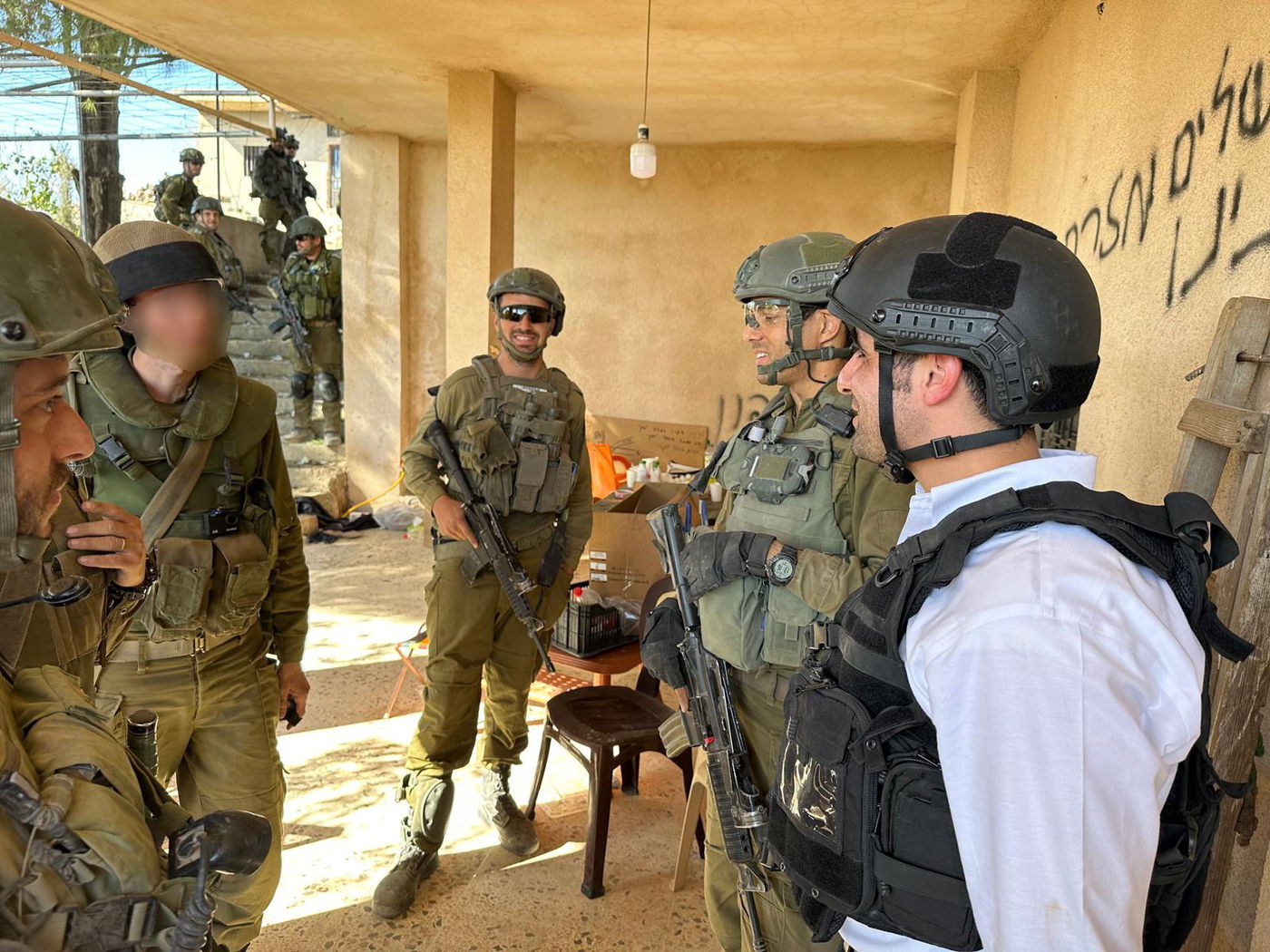 שליח 'כיכר' ישי כהן עם לוחמי חטיבת 205 בלבנון