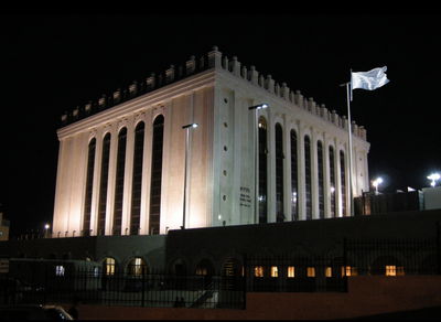 דגל לבן על רקע ביהמ"ד בעלזא